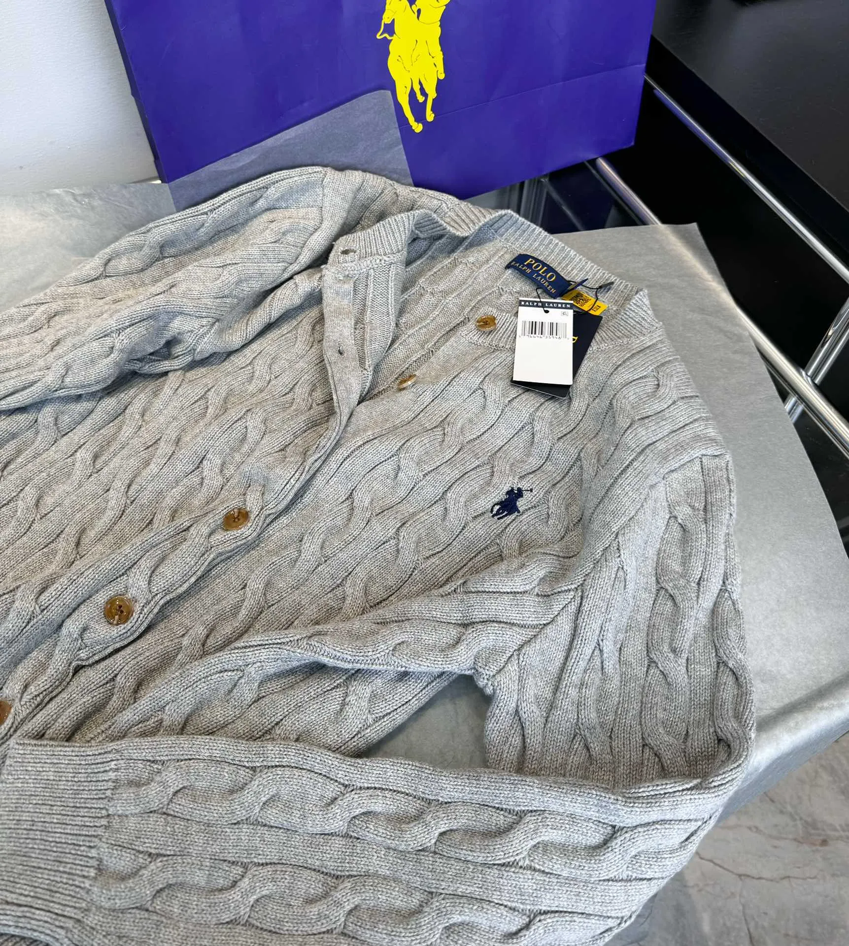 🅿️240 Style number: L05 (grey) Ralph Lauren RL classic war horse logo embroidery on the chest cable pattern twist button round neck long sleeves buttoned knitted sweater cardigan jacket Color: SIZE: XS S M L Size reference # Length Bust Shoulder width 64 52 45 I will always love sweet girls. The soft and glutinous🧶🫶 style is a very classic cable sweater. It has an American retro college style. It feels very comfortable. It is a must-have item for spring, autumn and winter wardrobes. It also looks good when layered as an inner layer in cold weather. High-density LOGO embroidery on the chest, and original customization of tag accessories. Made of pure cotton yarn 🧶 blended with wool, pure cotton is skin-friendly and comfortable, small label war horse embroidered twist turtleneck sweater 🐎 high quality. Follow the blogger to learn how to wear it! Let’s get a Ralph Lauren cable sweater. It’s a super hard-to-find series after it became popular. It’s hard to find one on the official website. It’s simple and practical to wear, with a lazy and loose feel. The thickened fabric has a more texture, soft and delicate feel, and a loose fit. Whether worn alone or layered, you can wear different styles of fashion with just one piece. ⚠️Contains wool products🦙 Pay attention to the washing method to avoid shrinkage